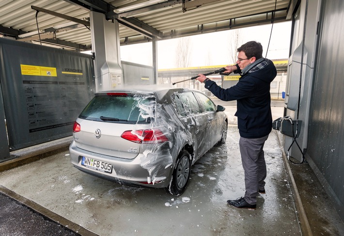 Hoher Druck gegen hartn&auml;ckigen Schmutz: Tipps zur Autow&auml;sche nach dem Winter