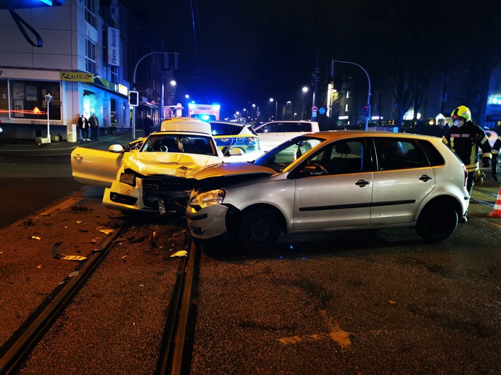 FW-GE: Verkehrsunfall in Gelsenkirchen-Buer fordert zwei verletzte Personen