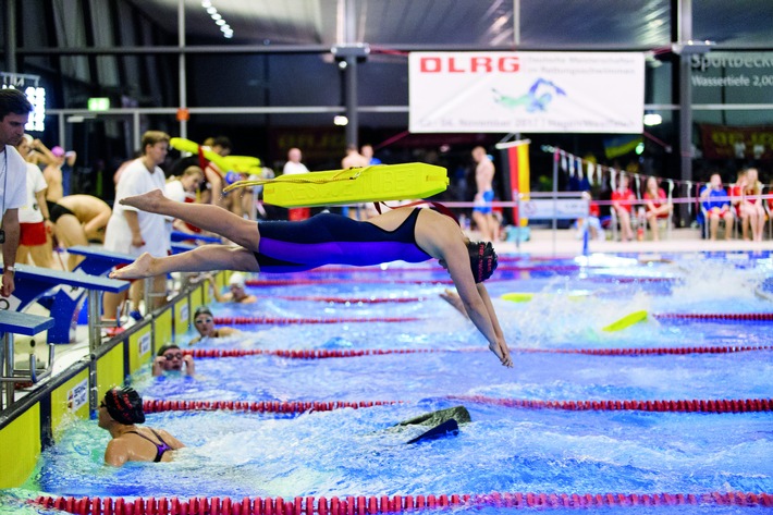 46. Deutsche Meisterschaften am 13. und 14. Oktober in Schwimmhalle der Universität Leipzig / Deutsche Meisterschaften im Rettungsschwimmen / Weiterer Text über ots und www.presseportal.de/nr/7044 / Die Verwendung dieses Bildes ist für redaktionelle Zwecke honorarfrei. Veröffentlichung bitte unter Quellenangabe: "obs/DLRG - Deutsche Lebens-Rettungs-Gesellschaft/Daniel-André Reinelt"