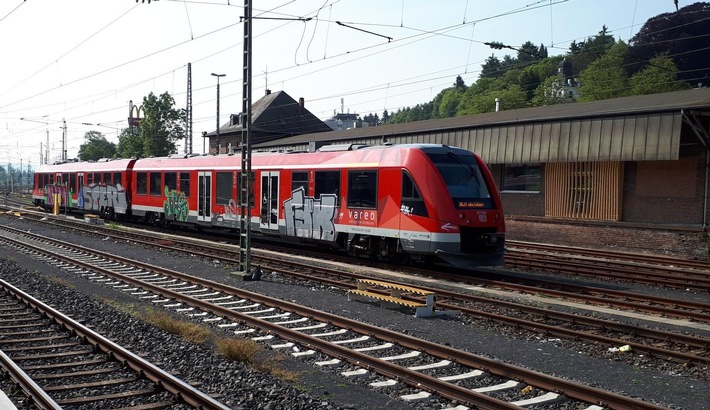 BPOL-TR: Graffiti an zwei Reisezügen im Bahnhof Remagen - Bundespolizei Trier sucht Zeugen