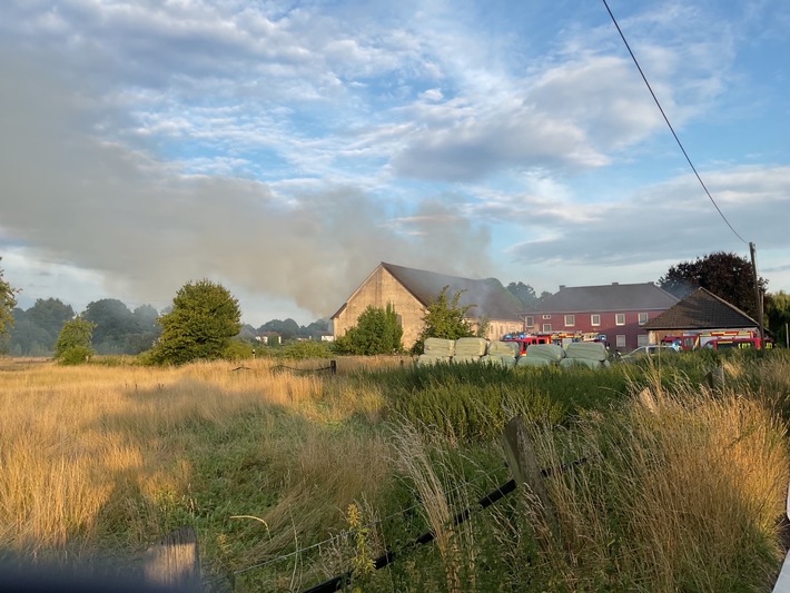 FW-DO: Scheunenbrand in Dortmund-Scharnhorst - Brandbekämpfung dauert derzeit noch an