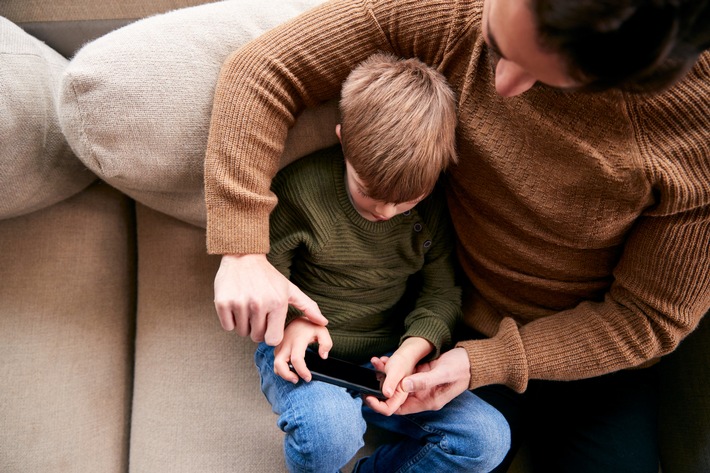 Smartphone als Babysitter? Umfrage der neuen Initiative "Safe am Screen" zeigt Realität von Eltern im Umgang mit digitalen Medien