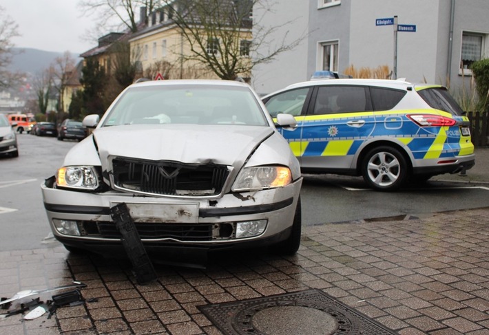 POL-HA: Zwei Leichtverletzte nach Verkehrsunfall in Altenhagen