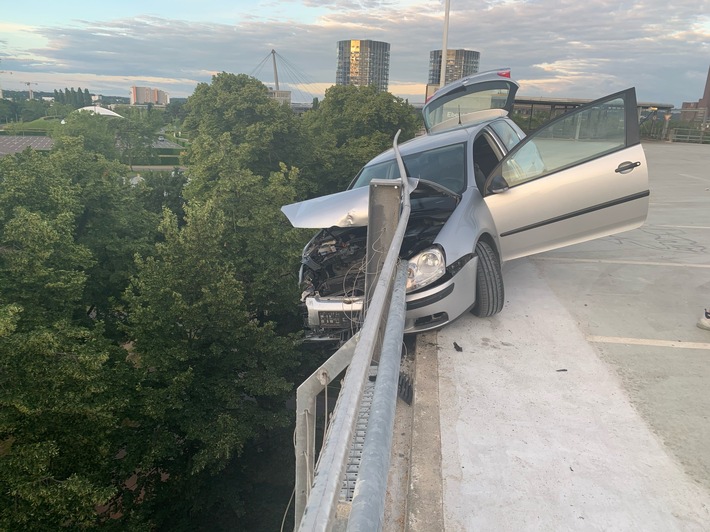 POL-WOB: 28.06.2020, 05:30 Uhr Fahrzeugdrift endet im Geländer