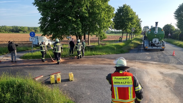 FW-WRN: TH_1 - LG4 - LZ1 - Kreuzungsbereich zur B54 / Zollstraße Ölspur mit Gefahr