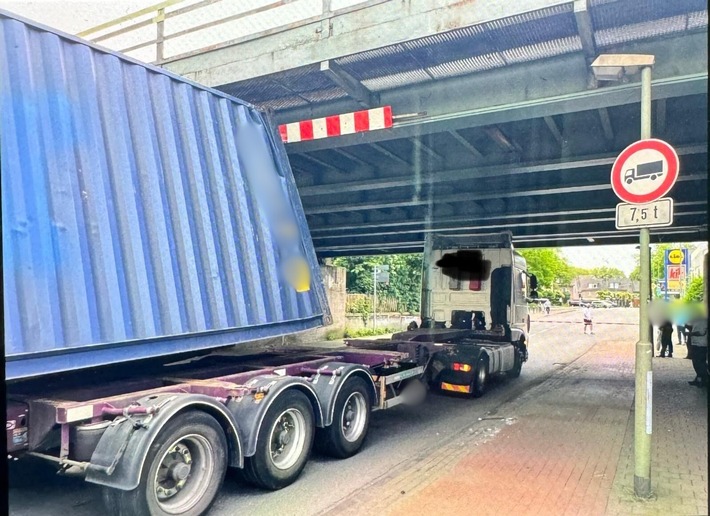 POL-DU: Rheinhausen: Lkw bleibt unter Brücke stecken
