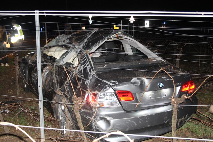 POL-PDLD: Auto fährt geradeaus über Kreisverkehr in Weinberg - 4 verletzte Insassen