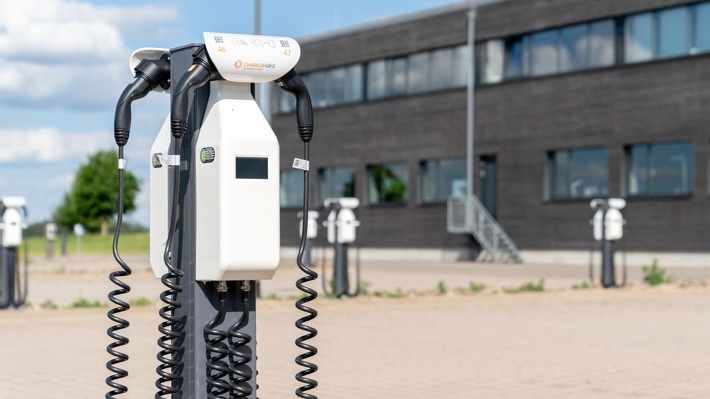 Gewerblicher Ladeinfrastruktur-Ausbau: EnBW-Tochter ChargeHere veröffentlicht 100%-Kampagne zur Förderung nachhaltiger Mobilität