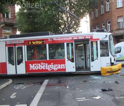POL-PPMZ: Mainz, Bus kollidierte mit Straßenbahn - Drei Verletzte