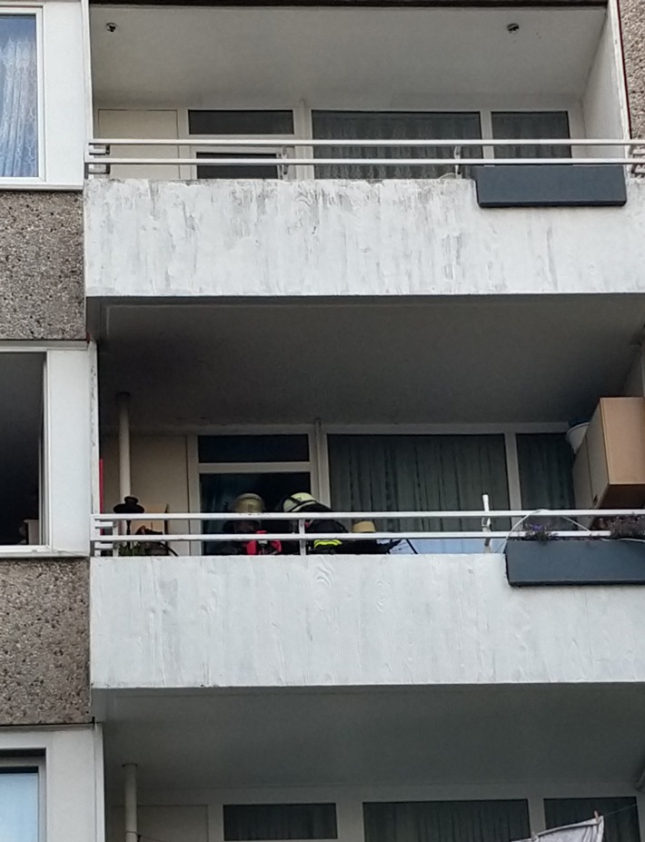 FW-DO: 05.10.2022 . FEUER IN BODELSCHWINGH Brand auf Balkon eines Mehrfamilienhauses