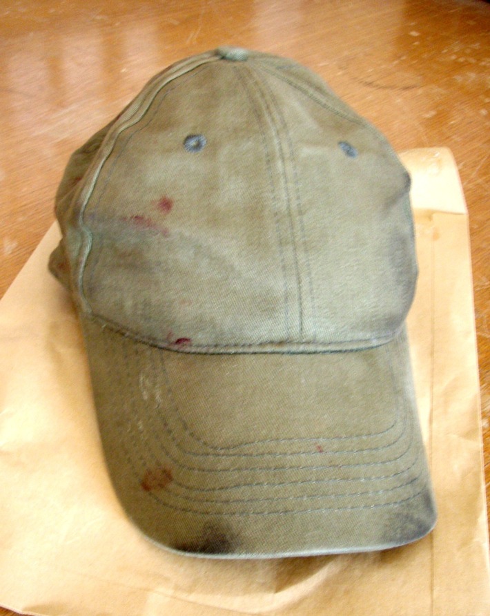 POL-D: Raub in Oberbilk - Täter schlägt Passant von hinten nieder - Opfer leicht verletzt - 
Bild der vom Täter verlorenen Mütze im Download.
