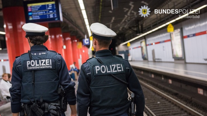 Bundespolizeidirektion München: Geschlagen und bespuckt - Unbekannte geht in S-Bahn auf eine Reisende los
