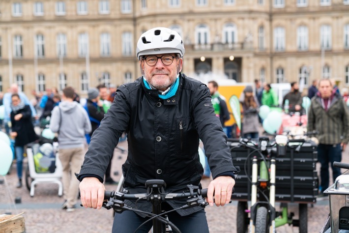 Verkehrsminister Winfried Hermann beim Radeln im Herbst (Bild aus 2019). / Weiterer Text über ots und www.presseportal.de/nr/149277 / Die Verwendung dieses Bildes ist für redaktionelle Zwecke honorarfrei. Veröffentlichung bitte unter Quellenangabe: "obs/Initiative RadKULTUR/Ministerium für Verkehr BW"