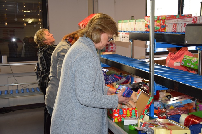 Bezirksbürgermeisterin und Team packen in der Weihnachtswerkstatt mit / Über 1.000 Freiwillige bringen mehr als 100.000 Geschenkpakete auf den Weg (FOTO)