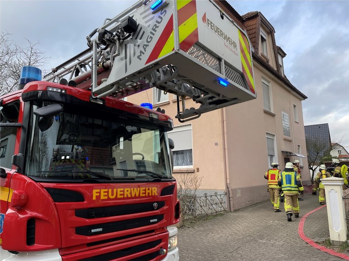 FF Bad Salzuflen: Zwei Menschen bei Küchenbrand zum Teil schwer verletzt / Feuer in der Baumstraße ist schnell unter Kontrolle. Einige Rettungskräfte müssen danach direkt in den Folgeeinsatz