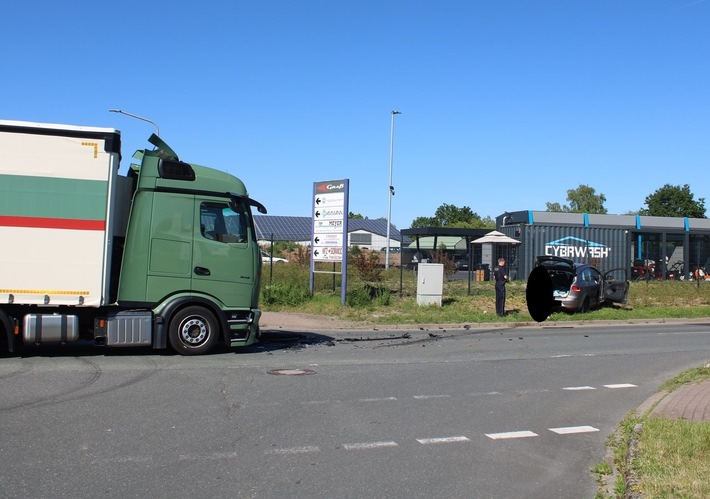 POL-MI: Kreuzungskollision in Lahde: Seat-Fahrerin bei Unfall leicht verletzt