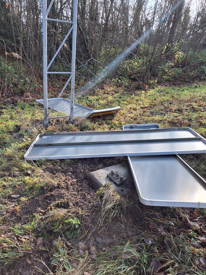 POL-PDTR: Verkehrsschild an B50/ Abfahrt Hochscheid beschädigt