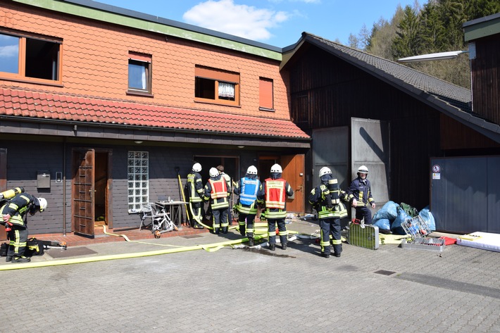 FW-OE: Zimmerbrand - Feuer in Zwischendecke sorgt für Einsatz der Feuerwehr