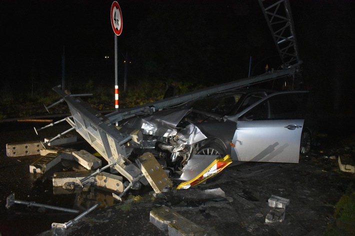 POL-MG: Kontrolle über Pkw verloren und gegen Kabelbrücke geprallt: Vier Leichtverletzte