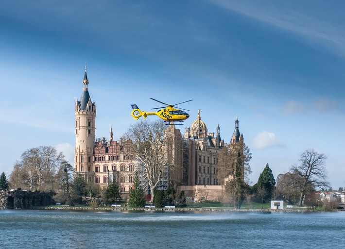 Jubiläum in Neustrelitz: 25 Jahre Luftrettung / Seit 1. Juli 1996 starten in Neustrelitz Hubschrauber zu lebensrettenden Einsätzen / &quot;Christoph 48&quot; der ADAC Luftrettung wird täglich mehrmals alarmiert