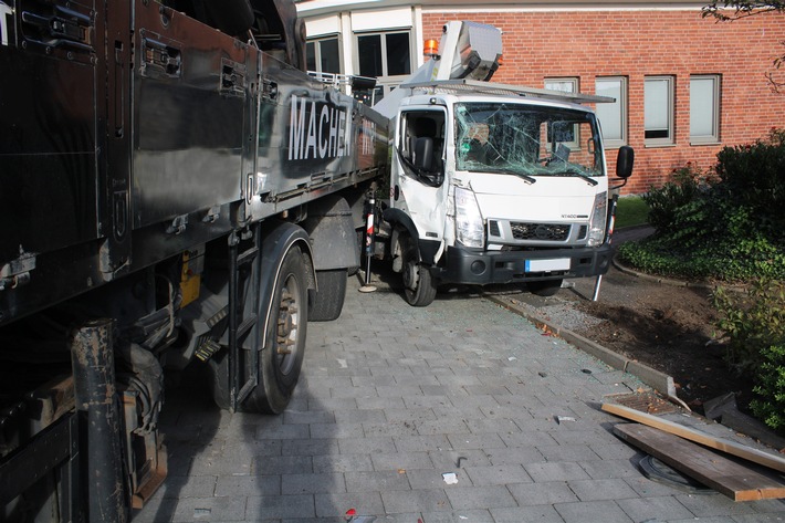 POL-E: Mülheim an der Ruhr: Fahrerloser Sattelzug rollt in Hebebühne