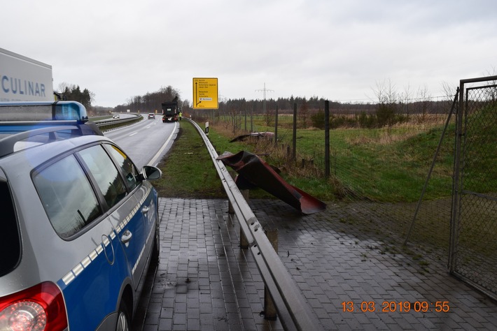 POL-WHV: Verkehrsunfall in Schortens - Sturmbö löste einen Metalldeckel vom Lkw