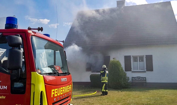FW-BO: Brand in Doppelhaushälfte in Bochum Hordel - Zwei Personen erleiden Rauchvergiftung