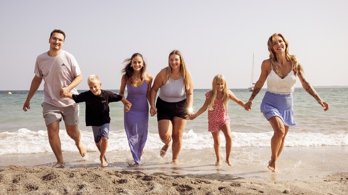 diese-buechners-familientrubel-unter-palmen-familie-strand.jpg