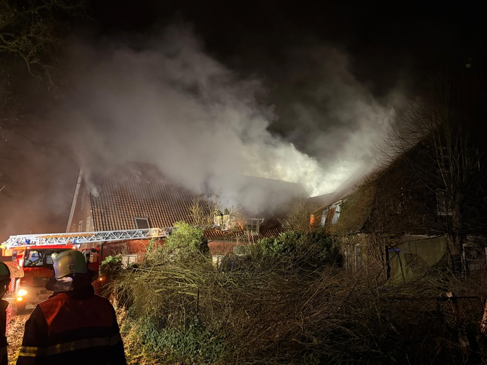 POL-STD: Brand im Dachgeschoss eines Fachwerkhauses im Alten Land, Einbrecher in Harsefeld erbeuten 30 Sätze Reifen und Felgen