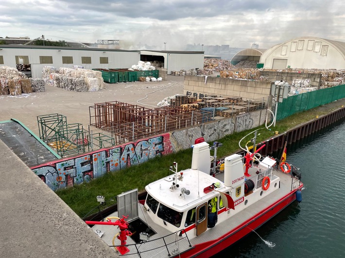 FW-DO: Brand bei einem Recyclingbetrieb im Dortmunder Hafen