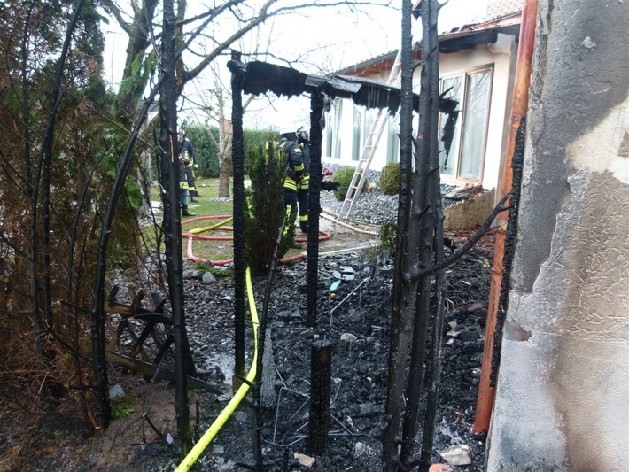 POL-MI: Unterstand an Garage gerät in Brand und greift auf Haus über