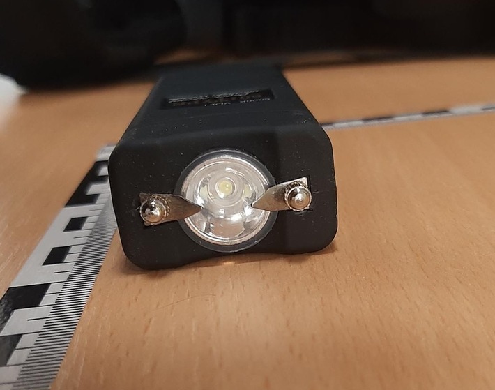 BPOL-HB: Mit getarntem Elektroschocker ins Flugzeug? - Unwissenheit schützt nicht vor Strafe!