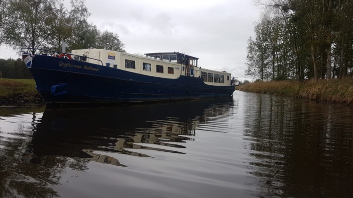 LWSPA M-V: Flusskreuzfahrtschiff läuft auf der Elde auf Grund