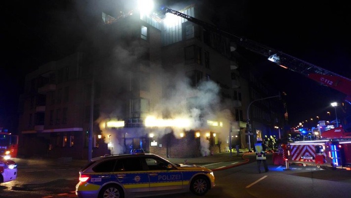 FW-OB: Menschenrettung bei Kellerbrand im Mehrfamilienhaus