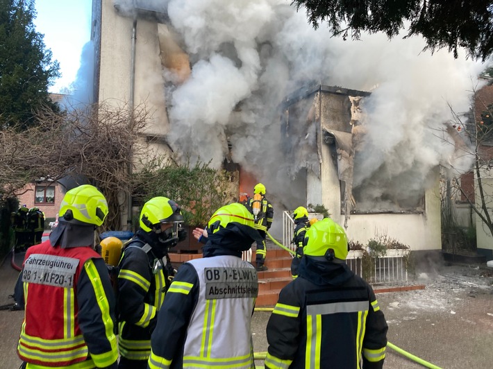 FW-OB: Anwohner retten vier Personen bei Wohnungsbrand