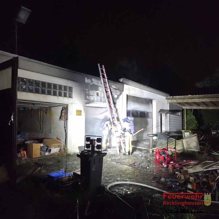 FW-RE: Garagenbrand in Gewerbebetrieb - keine Verletzten