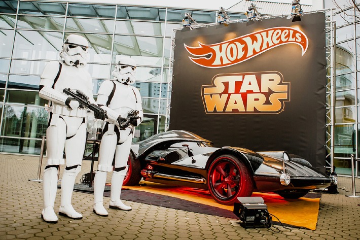 Komm auf die dunkle Seite - Hot Wheels präsentiert sein Darth Vader Fahrzeug in Lebensgröße auf der Spielwarenmesse in Nürnberg