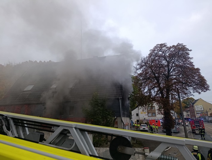 FW-DO: FW-DO: Qualm aus den Fenstern eines leerstehenden Gebäudes in Dortmund-Brackel