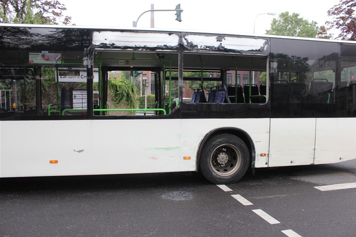 POL-RBK: Bergisch Gladbach - Zusammenstoß zwischen LKW und Linienbus: Drei Leichtverletzte