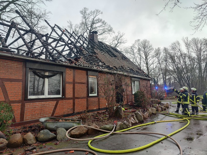 FW Lüchow-Dannenberg: +++Dachstuhlbrand bei Clenze/Lüchow-Dannenberg+++130 Feuerwehrleute im Einsatz+++Rauchentwicklung behindert die Löscharbeiten+++