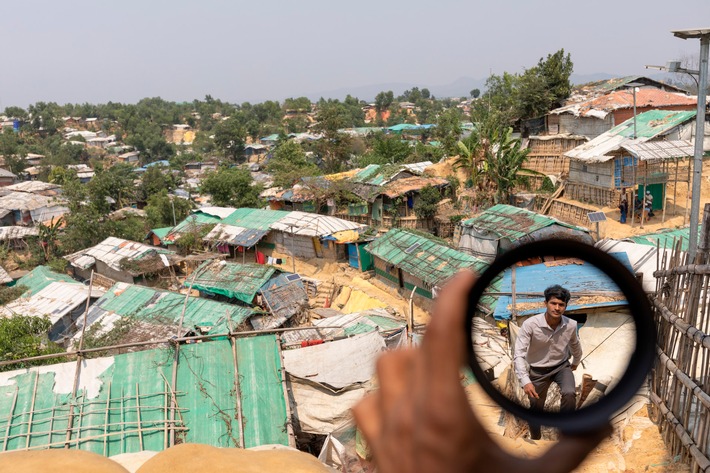 Klimawandel, eine lähmende Wirtschaftskrise und riesige Flüchtlingslager, in denen sich Hunderttausende Rohingya-Flüchtlinge drängen: Bangladesch hat mit drei schweren Krisen gleichzeitig zu kämpfen. "Es bedarf einer größeren internationalen Aufmerksamkeit und einer stärkeren Solidarität, um diese Probleme anzugehen", appelliert Enamul Haque, Leiter der SOS-Kinderdörfer in Bangladesch. "Vor allem durch den Klimawandel laufen in unserem Land Millionen von Menschen Gefahr, ihr Zuhause zu verlieren, und unzählige Leben stehen auf dem Spiel." (Bild nur zur verwendung im Kontext der SOS-Kinderdörfer weltweit) / Weiterer Text über ots und www.presseportal.de/nr/1658 / Die Verwendung dieses Bildes für redaktionelle Zwecke ist unter Beachtung aller mitgeteilten Nutzungsbedingungen zulässig und dann auch honorarfrei. Veröffentlichung ausschließlich mit Bildrechte-Hinweis.