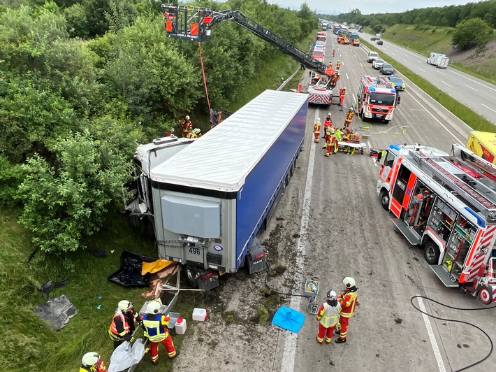 API-TH: Lkw fährt ungebremst auf Schilderwagen auf