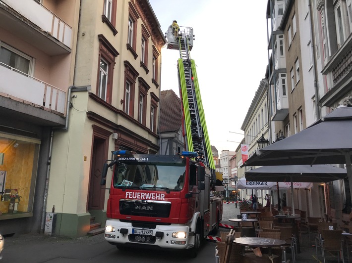 POL-PPWP: Steinstraße gesperrt: Dachziegeln herabgefallen