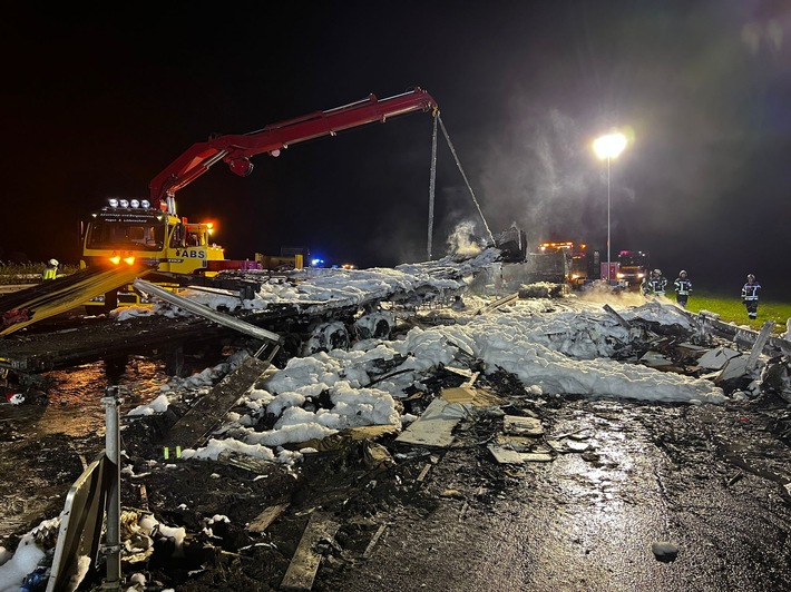 FW-EN: LKW brennt in voller Ausdehnung Autobahn zeitweise gesperrt