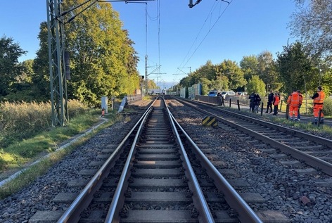 BPOL-FL: Zug erfasst Bahnmitarbeiter bei Gleisarbeiten