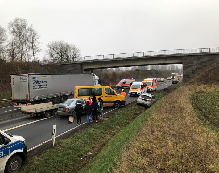 POL-PDWIL: Verkehrsunfall auf der B 51