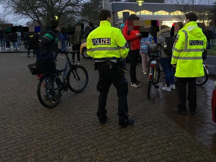 POL-WHV: Polizei stellt bei über 30 Fahrrädern Mängel fest - erschreckende Ergebnisse bei den Beleuchtungskontrollen vor der Oberschule Varel (FOTO)!