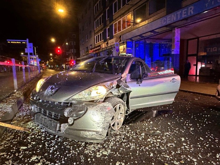 POL-D: Derendorf - Verkehrsunfall - Betrunkene Frau fährt in Rheinbahnhaltestelle