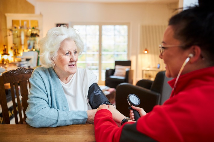 Johanniter fordern mehr Kompetenzen für Pflegekräfte / Johanniter sprechen sich am Tag der Pflege für eine schnelle Umsetzung des geplanten Pflegekompetenzgesetzes aus