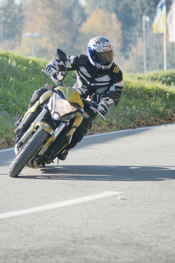 En toute sécurité durant la nouvelle saison de moto: Contrôle de sécurité TCS sur le col du Grimsel